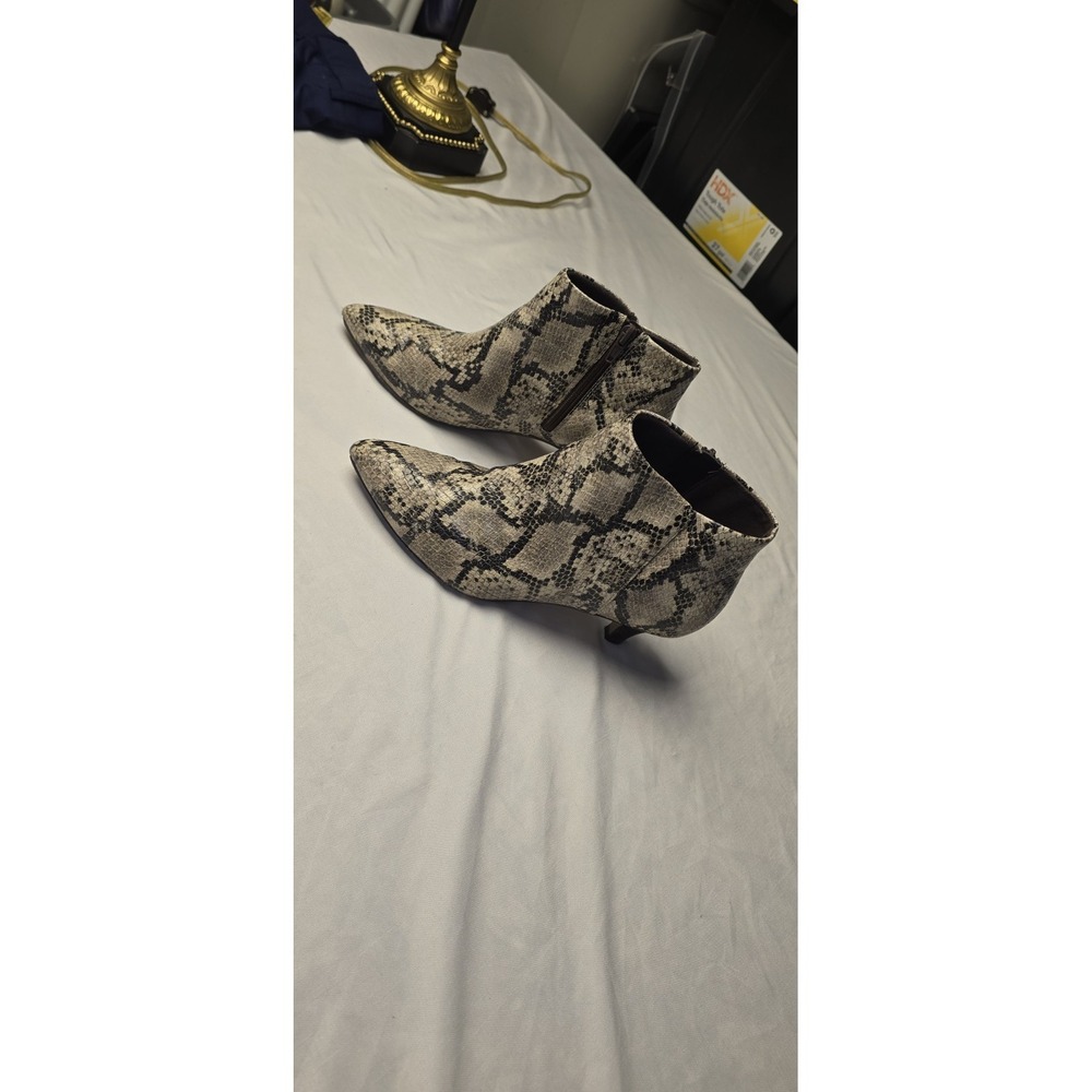 Clarks Linvale Judith Vegan Snake Skin Boots Low Heels Booties Women's Size 6.5